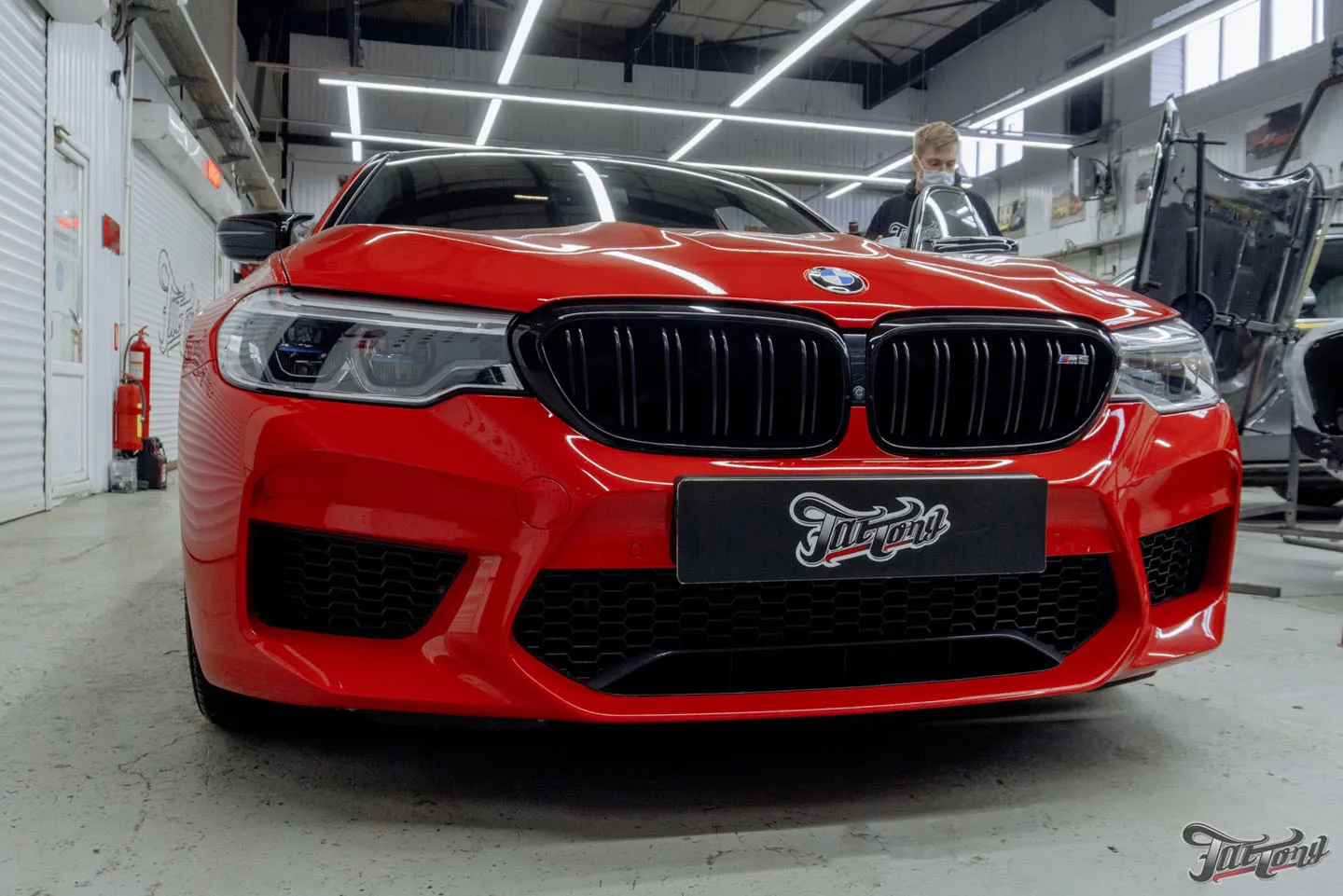 Перечехлили водительское сиденье на BMW M5 Competition после дилера